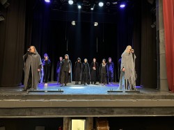 Vystoupení DPS Talent před muzikálem DVOJČATA