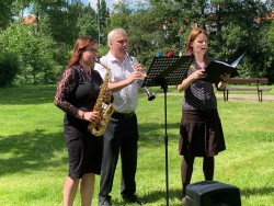 Pomníkové trio u pomníku Milady Horákové
