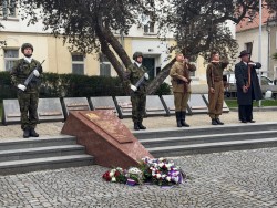 Pomníkové trio na oslavách výročí konce 2. světové války
