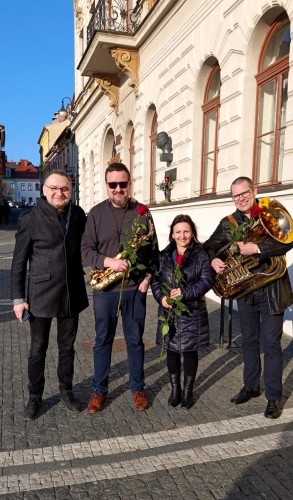 Pomníkové trio u busty T. G. Masaryka