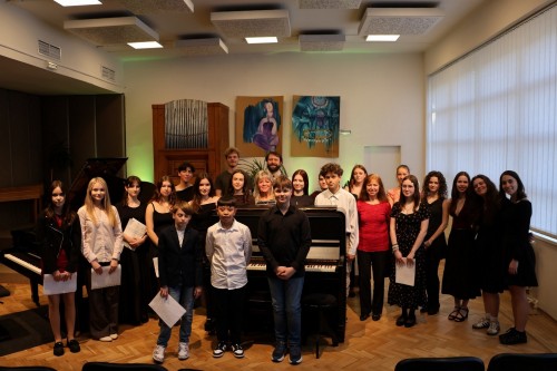 Klavírní koncert více rukou