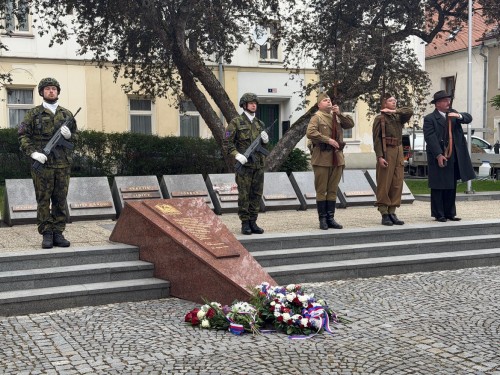 Pomníkové trio na oslavách výročí konce 2. světové války