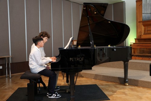 Klavírní koncert více rukou