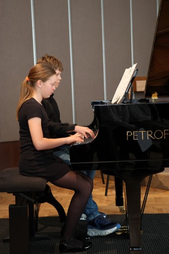 Klavírní koncert více rukou