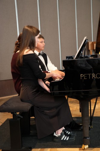 Klavírní koncert více rukou