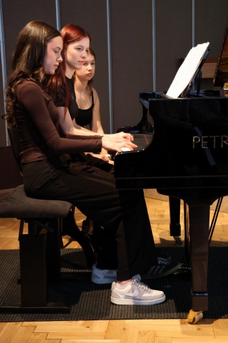 Klavírní koncert více rukou