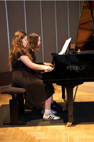 Klavírní koncert více rukou