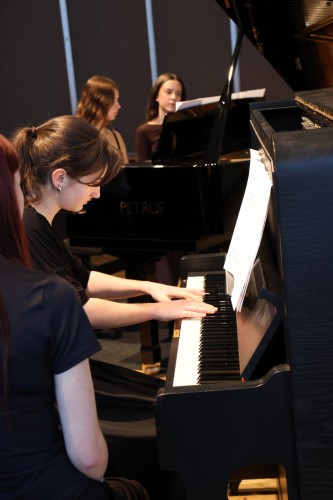 Klavírní koncert více rukou