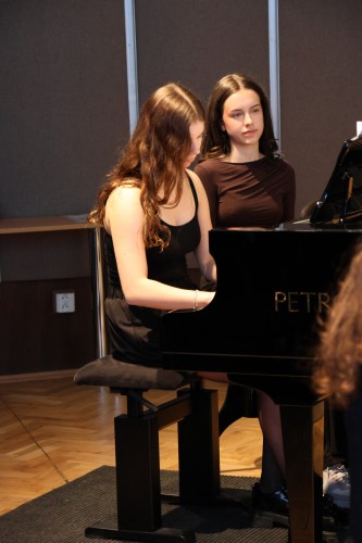 Klavírní koncert více rukou