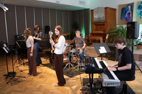 Výchovný koncert kapely TRIP a výtvarné dílny pro ZŠ