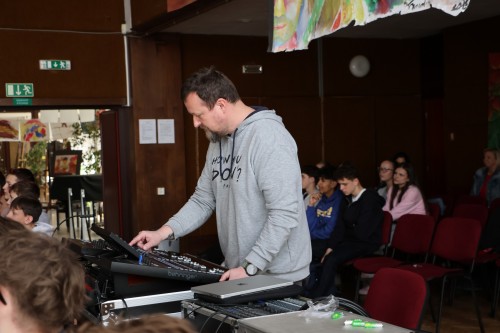 Výchovný koncert kapely TRIP a výtv. dílny pro ZŠ