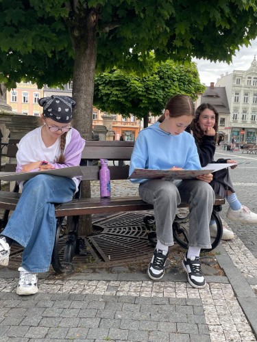Žáci výtvarného ateliéru Lucie Medřické v terénu