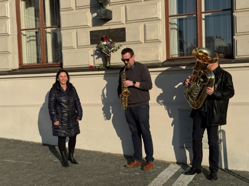 Pomníkové trio u busty T. G. Masaryka