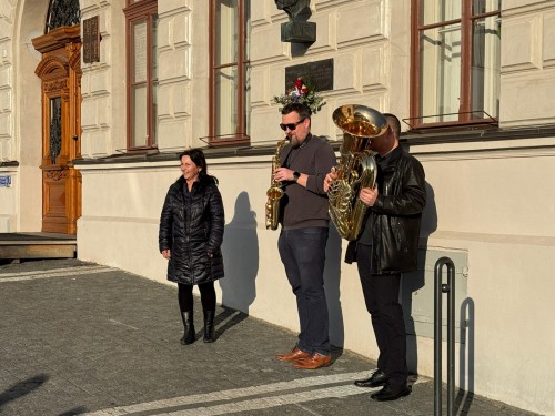 Pomníkové trio u busty T. G. Masaryka