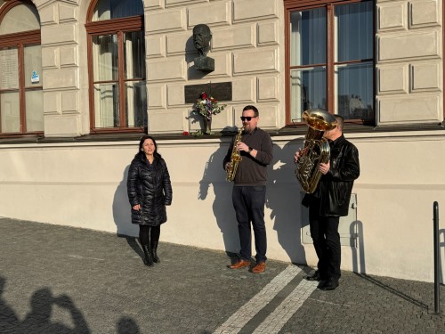 Pomníkové trio u busty T. G. Masaryka