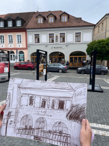 Žáci výtvarného ateliéru Lucie Medřické v terénu