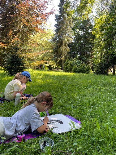Výtvarníci ateliéru Lucie Medřické v městském parku