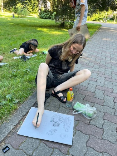 Výtvarníci ateliéru Lucie Medřické v městském parku