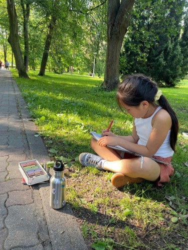 Výtvarníci ateliéru Lucie Medřické v městském parku