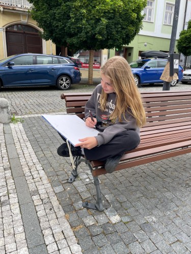 Žáci výtvarného ateliéru Lucie Medřické v terénu