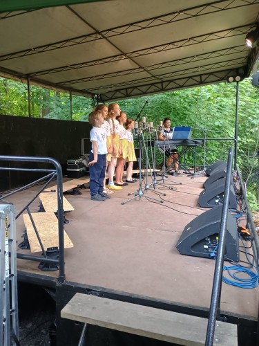KORÁLKY na benef. festivalu Novoborská písnička
