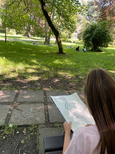 Výtvarníci ateliéru Lucie Medřické v městském parku