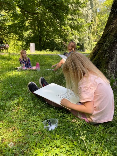Výtvarníci ateliéru Lucie Medřické v městském parku