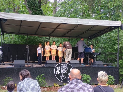 KORÁLKY na benef. festivalu Novoborská písnička