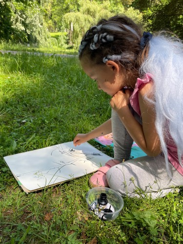 Výtvarníci ateliéru Lucie Medřické v městském parku