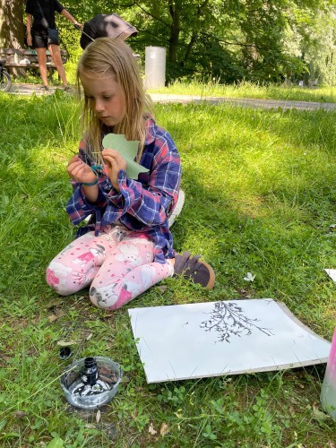 Výtvarníci ateliéru Lucie Medřické v městském parku